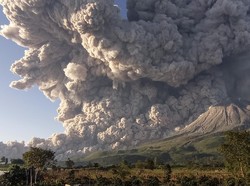 Gunung Sinabung Kembali Luncurkan Awan Panas Pagi Ini