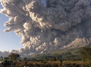 Gunung Sinabung Kembali Luncurkan Awan Panas Pagi Ini Gunung Sinabung Kembali Luncurkan Awan Panas Pagi Ini