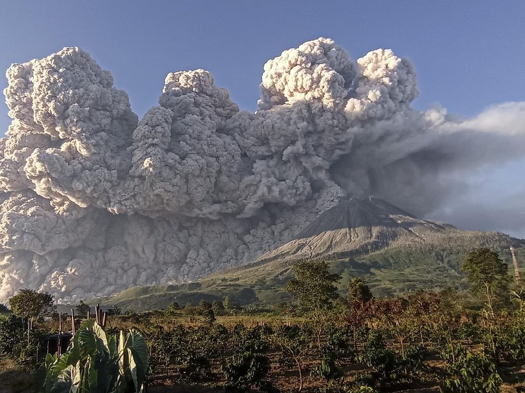 Kisah Gunung Sinabung Tertidur 400 Tahun, Kemudian Mengamuk Kisah Gunung Sinabung Tertidur 400 Tahun, Kemudian Mengamuk