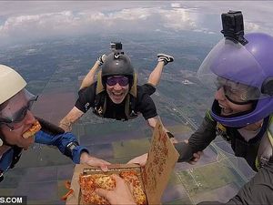 Gokil! Wanita Ini Asyik Makan Pizza Sambil Terjun Payung di Udara