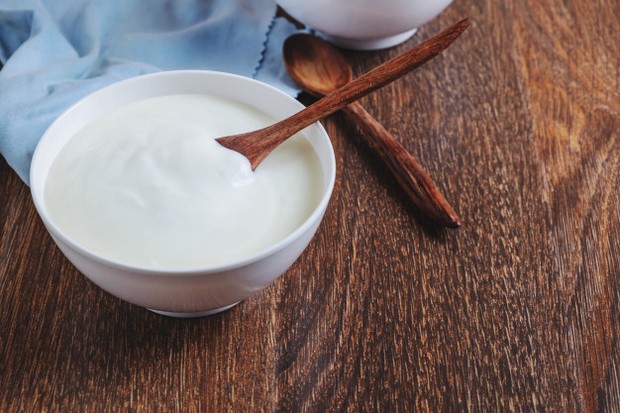 Greek yoghurt/freepik.com Greek yoghurt tinggi akan protein dan rendah lemak juga gula, selama kamu mengonsumsi yoghurt yang tanpa pemanis.