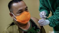 Guru-TNI Jalani Vaksinasi COVID-19 Tahap Kedua di Tangerang Selatan