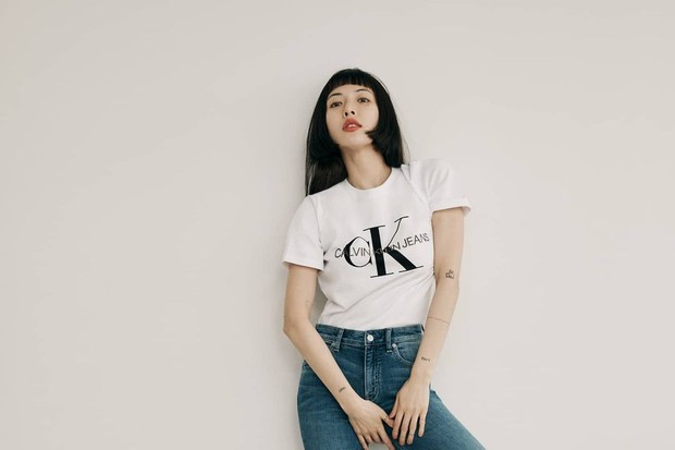 Hyuna dalam pemotretan untuk Calvin Klein Jeans.