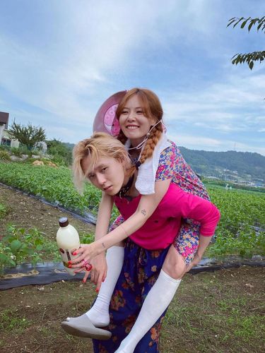 Bak menggendong bunga desa, Dawn tampak serasi dengan Hyuna (foto: instagram.com/hyunah_aa)