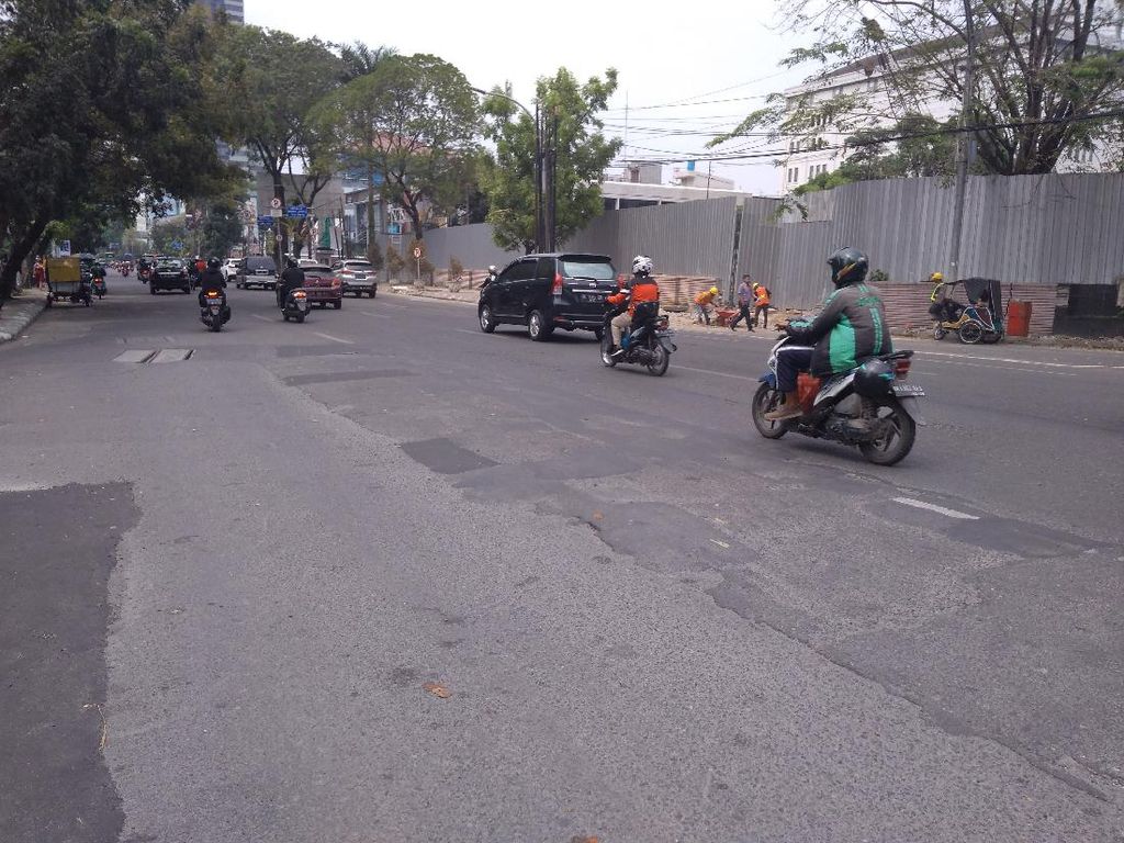 Warga Keluhkan Bekas Tambalan Bikin Jalan di Medan Bergelombang Warga Keluhkan Bekas Tambalan Bikin Jalan di Medan Bergelombang