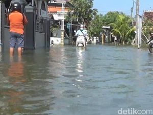 Jalan Rusak Terimbas Banjir di Lamongan Mulai Diperbaiki