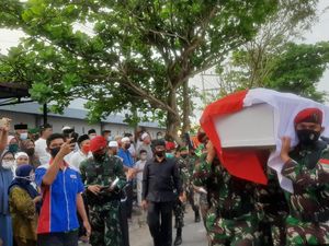 Tangis Pecah Saat Jenazah Praka Dedi Irawan Tiba di Rumah Duka