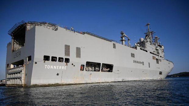 The French military ship Tonnerre leaves the port of Marseille, southern France, on August 9, 2020, in ordrer to head towards Beirut to deliver aid to Lebanon following the huge blast that rocked the Lebanese capital killing in excess of 150 people. - World leaders on on August 9, 2020 pledged more than 250 million euros for disaster-struck Lebanon, conference host France said, with the emergency aid to be delivered 