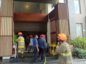 Damkar Selidiki Penyebab Kebakaran Toko Kue Kartika Sari Bandung