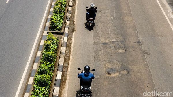 Jl HR Rasuna Said Berlubang Bikin Laju Kendaraan Terganggu