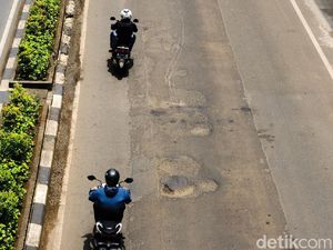 Jl HR Rasuna Said Berlubang Bikin Laju Kendaraan Terganggu