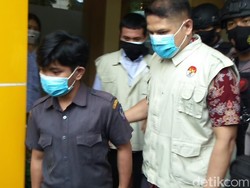 6 Jam di Kantor PUTR Sulsel, KPK Geledah Mobil Dinas-Bawa 3 Koper