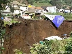 Tebing di Lereng Gunung Bromo Longsor, Sebuah Gudang Milik Warga Runtuh
