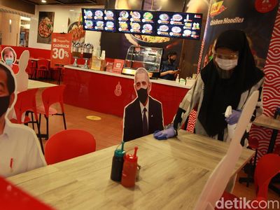 Makan di Restoran Ini Ditemani Foto Tokoh Dunia