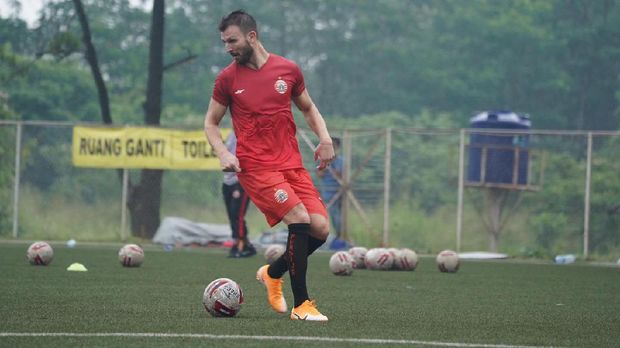Marco Motta mengikuti latihan perdana Persija di POR Sawangan, Depok, Senin (1/3/2021)