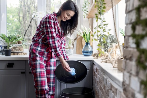 Segera buang sampah kondom bekas pakai ke tempat sampah. Tentu akan sangat menjijikkan jika kamu membiarkannya tergeletak di sekitar kamar.
