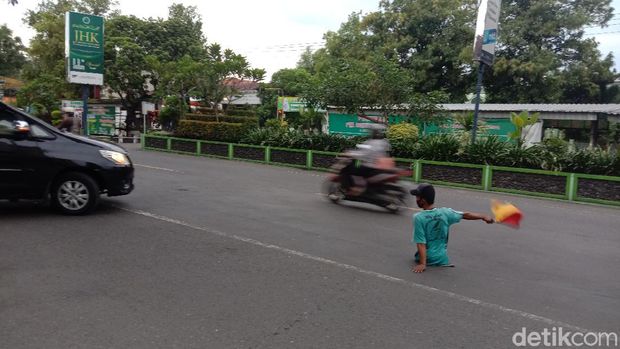 Meski memiliki keterbatasan fisik, Agus Slamet (35) tetap semangat bekerja menjadi juru parkir di Kudus, Selasa (2/3/2021).