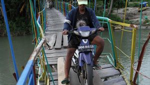 Ngeri! Warga Nekat Wara-wiri Lintasi Jembatan Rusak di Sultra