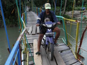 Ngeri! Warga Nekat Wara-wiri Lintasi Jembatan Rusak di Sultra