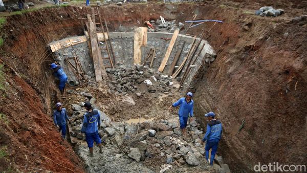 Pembuatan Embung untuk Cegah Banjir di Sumur Batu