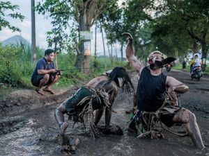 Satir, Seniman Trenggalek Menari Hingga Berenang di Kubangan Jalan Rusak Satir, Seniman Trenggalek Menari Hingga Berenang di Kubangan Jalan Rusak