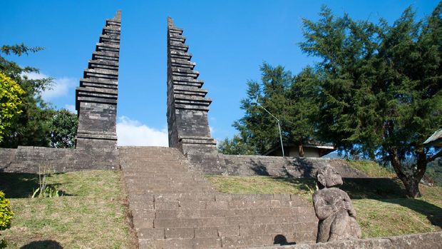 Ceto is a Hindu temple located on the slopes of Mt. Lawu at an altitude of 1496m above sea level. It was built in the era of Majapahit kingdom around the 15th century AD.