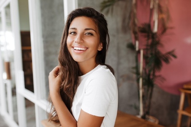 Wanita dengan rambut yang sehat