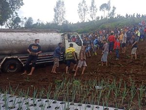 Viral Video Ratusan Orang Evakuasi Truk Kecelakaan, Panen Pujian
