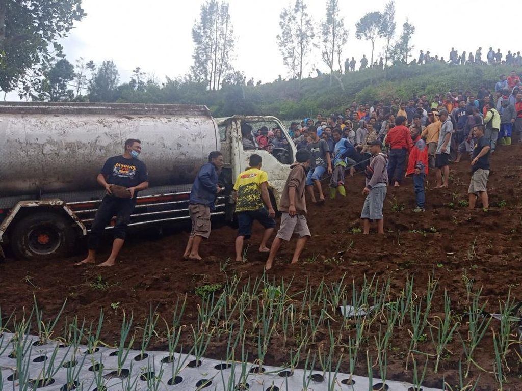 Viral Video Ratusan Orang Evakuasi Truk Kecelakaan, Panen Pujian Viral Video Ratusan Orang Evakuasi Truk Kecelakaan, Panen Pujian