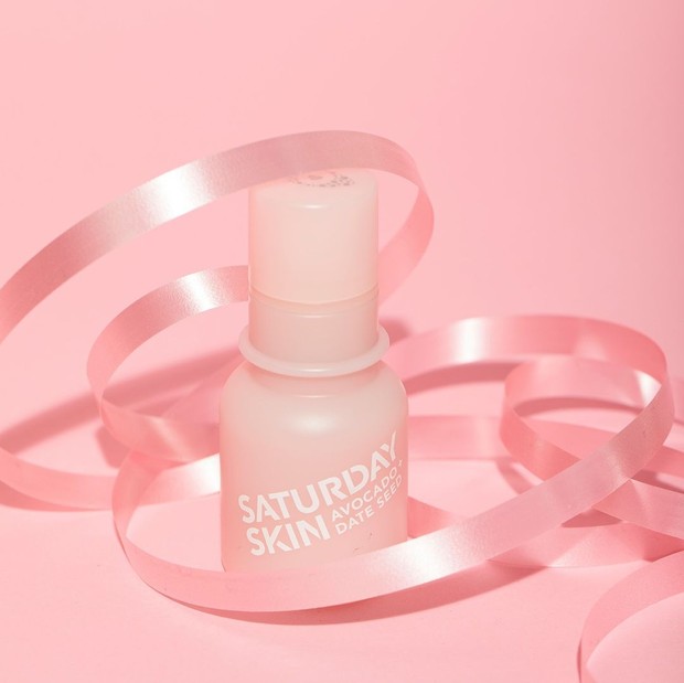 Saturday Skin Wide Awake Brightening Eye Cream With Avocado/instagram.com/saturday_skin Eye cream ini mengandung kompleks peptida yang mendukung proses pembaruan alami kulit sehingga dapat menjaga sel-sel muda dan sehat lebih lama.