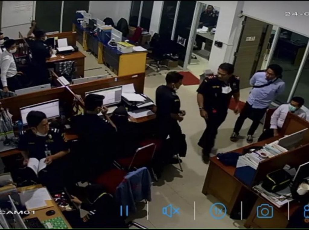 Aksi Main Tangan Bos Bea Cukai Jayapura Berujung Skors Aksi Main Tangan Bos Bea Cukai Jayapura Berujung Skors
