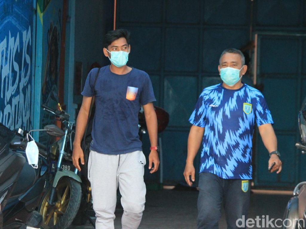 Syahroni Kembali ke Pelukan Persela Lamongan Syahroni Kembali ke Pelukan Persela Lamongan