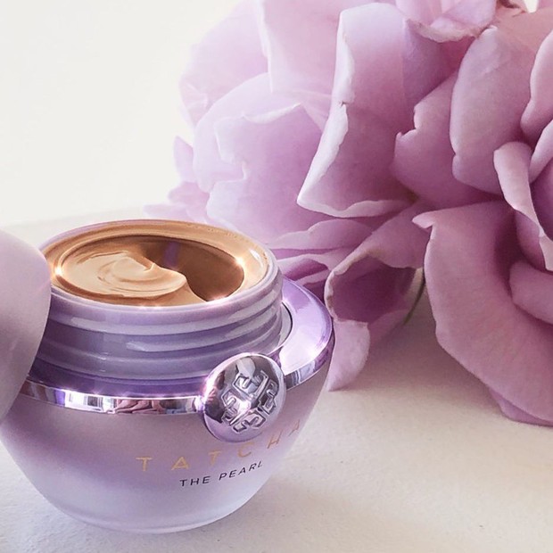 Tatcha The Pearl Tinted Eye Illuminating Treatment/instagram.com/tatcha Perawatan berwarna ini akan membuat area mata berkilau seperti mutiara, menghidrasi dan mengurangi tampilan lingkaran hitam juga kerutan secara instan.