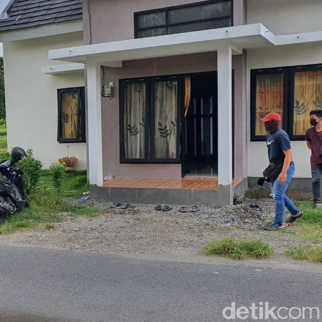 Dua Terduga Teroris di Kediri Diamankan Densus 88 dalam Satu Mobil Dua Terduga Teroris di Kediri Diamankan Densus 88 dalam Satu Mobil
