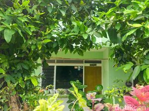 Puluhan Senjata Tajam Disita dari Rumah Terduga Teroris di Surabaya Puluhan Senjata Tajam Disita dari Rumah Terduga Teroris di Surabaya