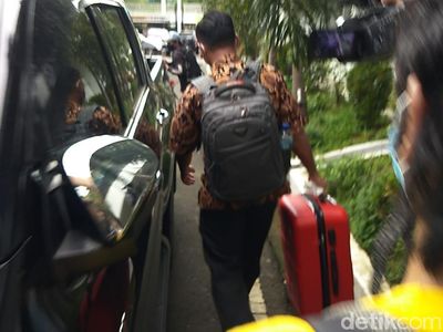 Potret KPK Geledah Kantor-Mobil Dinas PUTR Sulsel Usai OTT Nurdin Abdullah