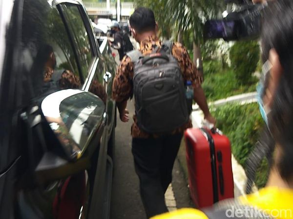 Potret KPK Geledah Kantor-Mobil Dinas PUTR Sulsel Usai OTT Nurdin Abdullah