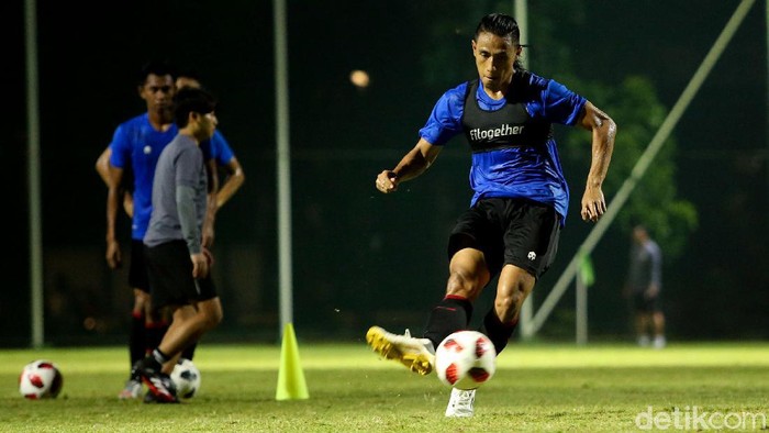 Timnas U22 Indonesia mulai berlatih untuk persiapkan diri jelang dua laga uji coba melawan Bali United dan Tira Persikabo. Latihan digelar di Lapangan D Senayan