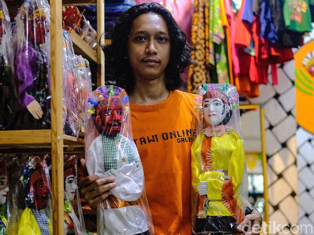Cara Pedagang Suvenir di Kampung Betawi Bertahan Saat Pandemi Cara Pedagang Suvenir di Kampung Betawi Bertahan Saat Pandemi