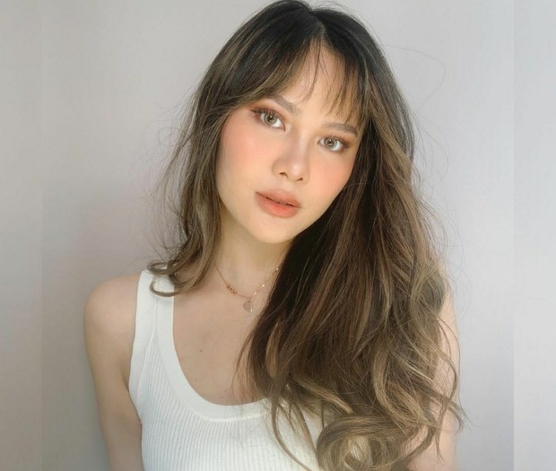 Vinna Gracia dengan gaya messy hair with bangs/Foto: Instagram.com/vinnagracia artis berponi imut