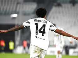 Lekuk Tubuh Presenter Aduhai Bikin Viral Pemain Muda Juventus