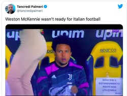 Nah, inilah ekspresi ternganga Weston McKennie saat melihat aksi Diletta di depannya. (Foto: @Twitter/Tancredi Palmeri)