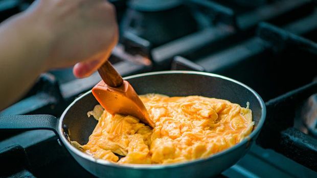 10 Kesalahan Ini Sering Dilakukan Saat Bikin Scrambled Egg Rahasia membuat telur orak-arik yang lembut dan creamy