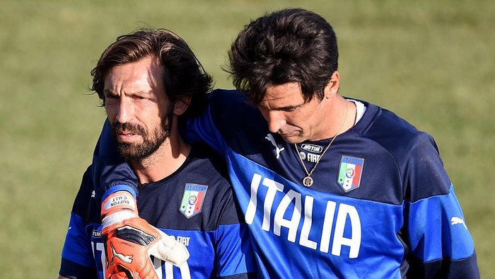 FLORENCE, ITALY - SEPTEMBER 02:  Andrea Pirlo (L) and Gianluigi Buffon during an Italy training session at Coverciano on September 02, 2015 in Florence, Italy.  (Photo by Claudio Villa/Getty Images)