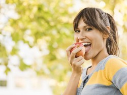 5 Alasan Makan Apel Bagus untuk Diet, Efektif Turunkan Berat Badan!