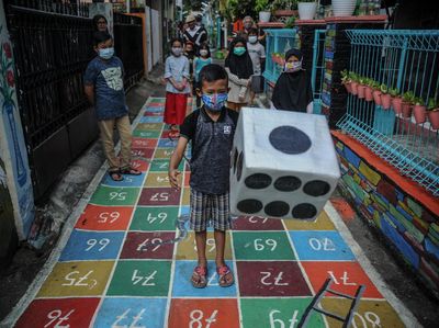 Cegah Anak Kecanduan Gadget Lewat Mural Permainan Tradisional
