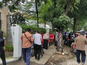 Saat Misinformasi Bikin Lansia di Jakarta Antre Demi Divaksinasi Saat Misinformasi Bikin Lansia di Jakarta Antre Demi Divaksinasi