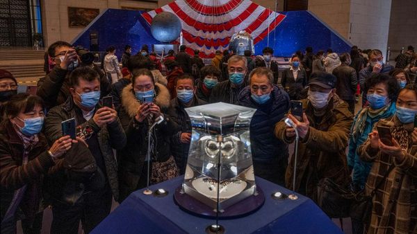 Antusias Warga China Lihat Batuan yang Diambil dari Bulan