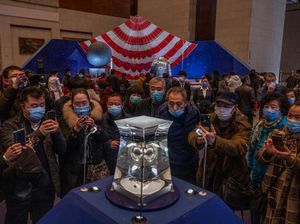 Antusias Warga China Lihat Batuan yang Diambil dari Bulan Antusias Warga China Lihat Batuan yang Diambil dari Bulan