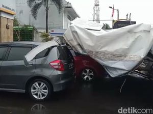 Hujan Angin, Baliho di Tasikmalaya Tumbang Timpa Tiga Mobil Hujan Angin, Baliho di Tasikmalaya Tumbang Timpa Tiga Mobil